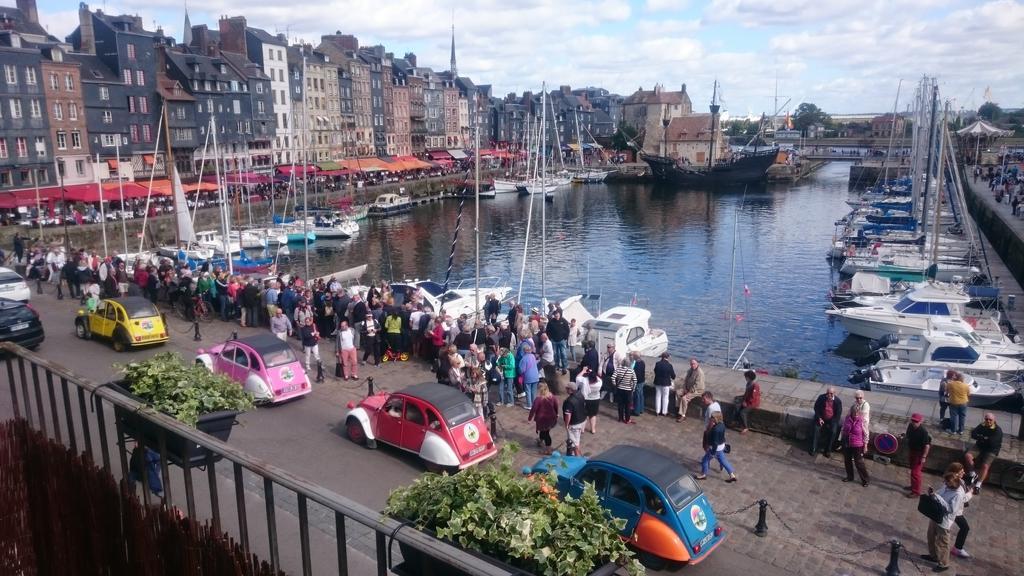 Apartamento Le Balcon Du Port Honfleur Habitación foto