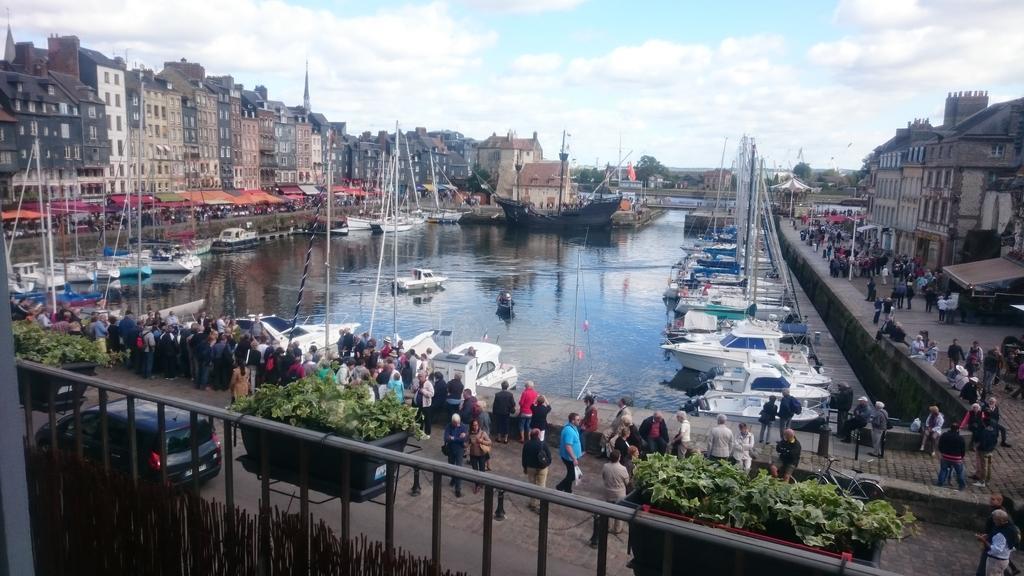 Apartamento Le Balcon Du Port Honfleur Habitación foto